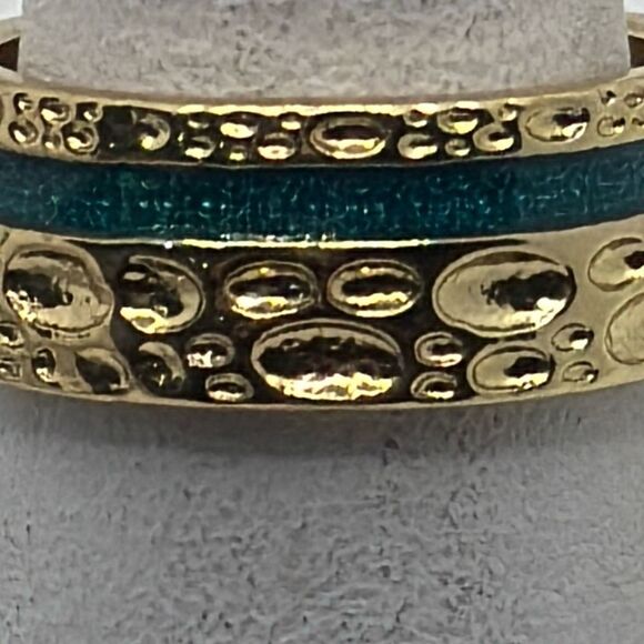 NWOT Size 8 Hammered gold alloy metal band with glittery teal inlay - Picture 3 of 5